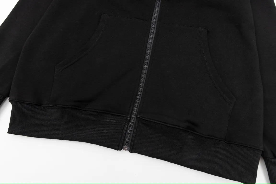 P240 Style No.: Y055 Ralph Lauren/Ralph Lauren pony embroidered zipper cardigan hooded sweatshirt. A one-of-a-kind sweatshirt for autumn and winter is here. You can wear it casually no matter how you wear it! ! This hooded sweatshirt is decorated with the simple style that represents Ralph Lauren and is paired with a pony embroidery pattern, which is three-dimensional and full! The solid color fabric paired with exquisite embroidery instantly sets it off! Hooded sports design, loose and casual fit! The overall texture is very strong! Through the pictures, we can feel the thickness and texture of custom-woven and dyed threads. The workmanship is exquisite. They are shipped from major foreign trade factories. They are all made by masters with many years of experience. Everything is of high standards and requirements! Simple and versatile model ~ Made of imported pique cotton fabric, which is super delicate and soft, close to the body without being tied. All fabrics and accessories are original custom-made and of high quality! Perfectly reflects the brand’s sense of superiority! Standard cut, comfortable stretch, unrestricted movement! Highly practical, high-end and classy! Versatile style ~ can be paired with jeans or jogging pants. Ideal for transitioning from your morning commute to weekend events! Tag, hanging particles, washed, packaging bag, full set of accessories, very good-looking, super exquisite workmanship, size: S-XL, color: navy, black, gray